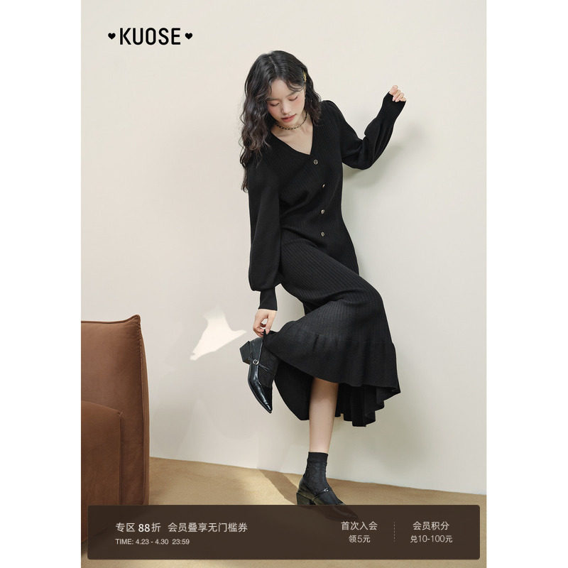 阔色黑色v领内搭打底针织连衣裙女25秋冬季新款长袖毛衣小黑裙子