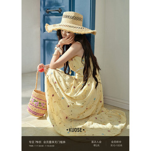 阔色立体绣花吊带连衣裙女2026夏季新款拼接黄色镂空花边长裙子