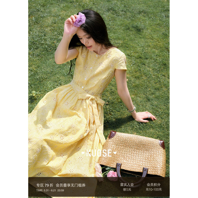 阔色条纹刺绣碎花连衣裙女2026夏季新款浅黄色收腰系带长裙子春