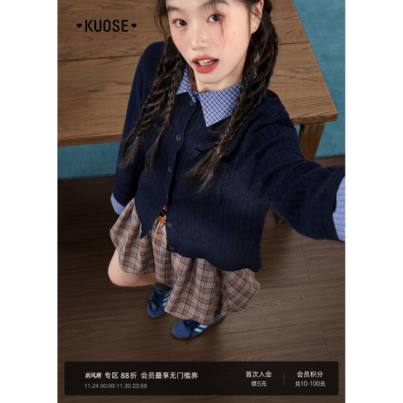 藏蓝色假两件格纹针织上衣