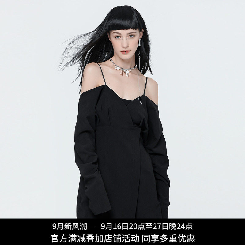 纳帕佳酷黑露肩显瘦A字连衣裙