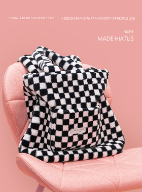 HIATUS小众设计黑白棋盘格大容量毛毛托特包柔软简约慵懒风单肩包