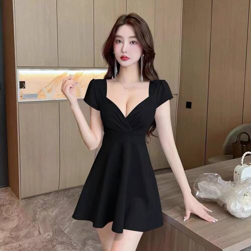 露胸洋装女性感露背V领低