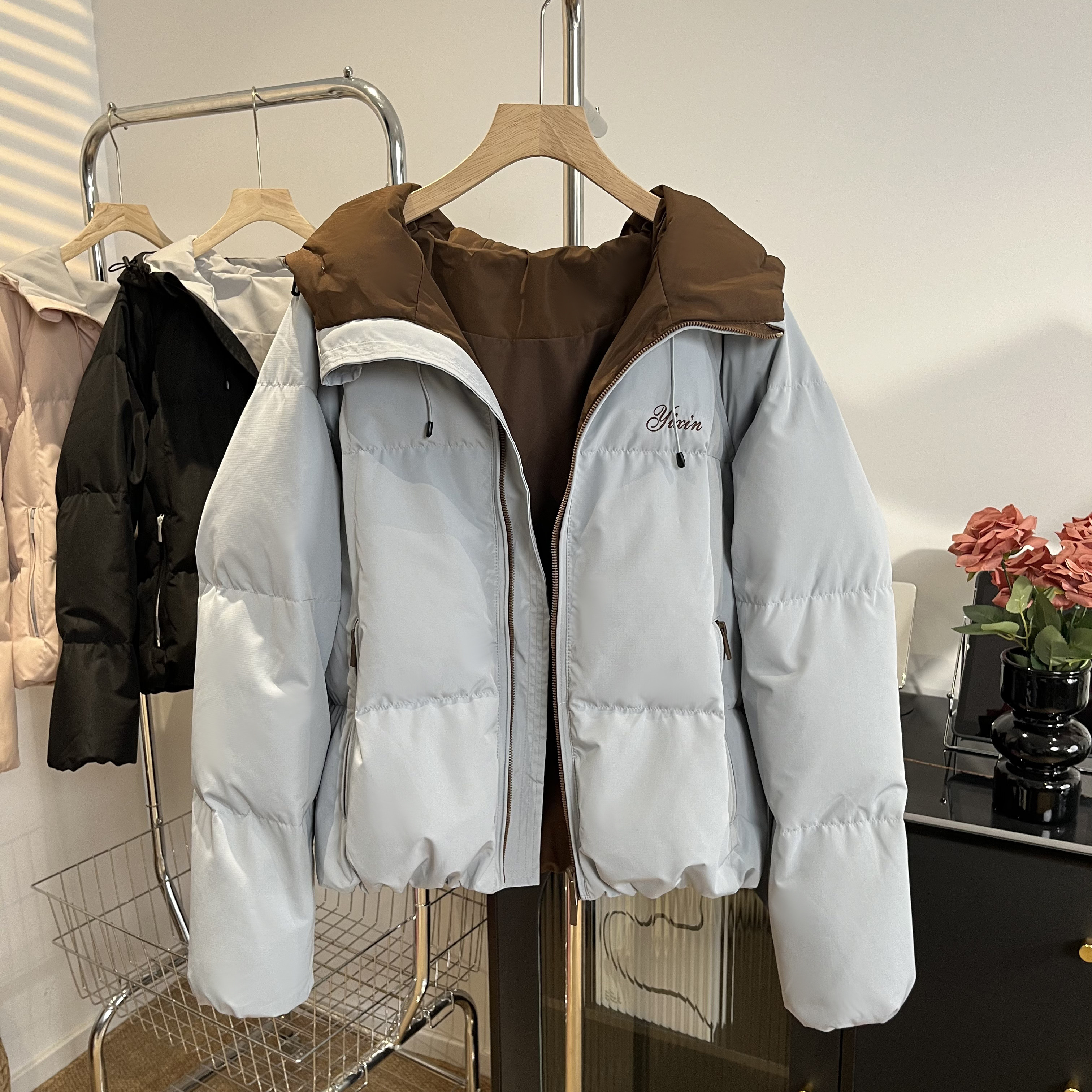 2026年冬季新款羽绒服女短款休闲连帽宽松大码学生时尚保暖外套潮