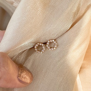 女 小众气质圆圈珍珠高级感纯银镀14k金小巧耳钉简约 甜甜圈元 素