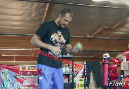 拳王科瓦列夫洛奇练空击节奏小球