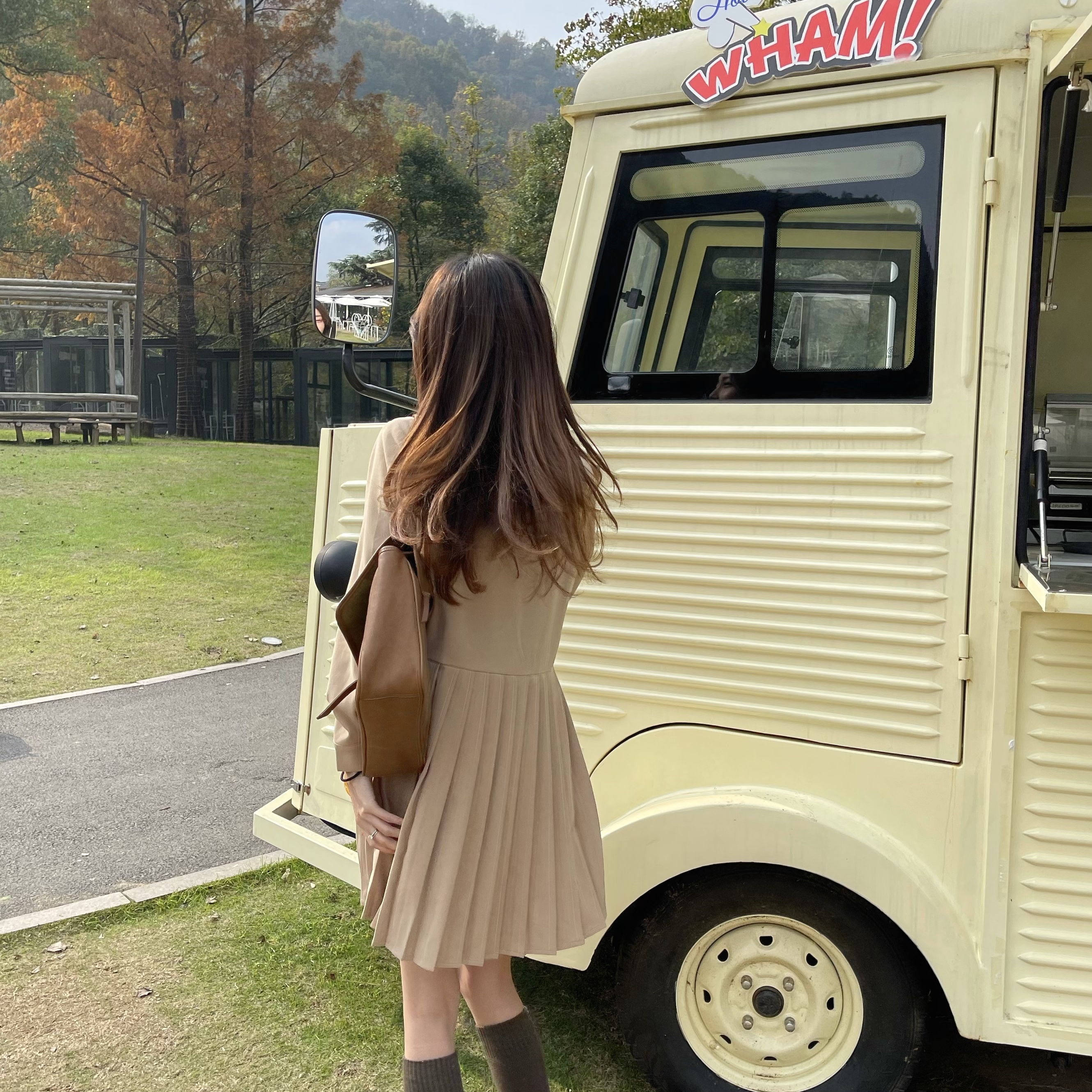 氧气少女感米色百褶连衣裙