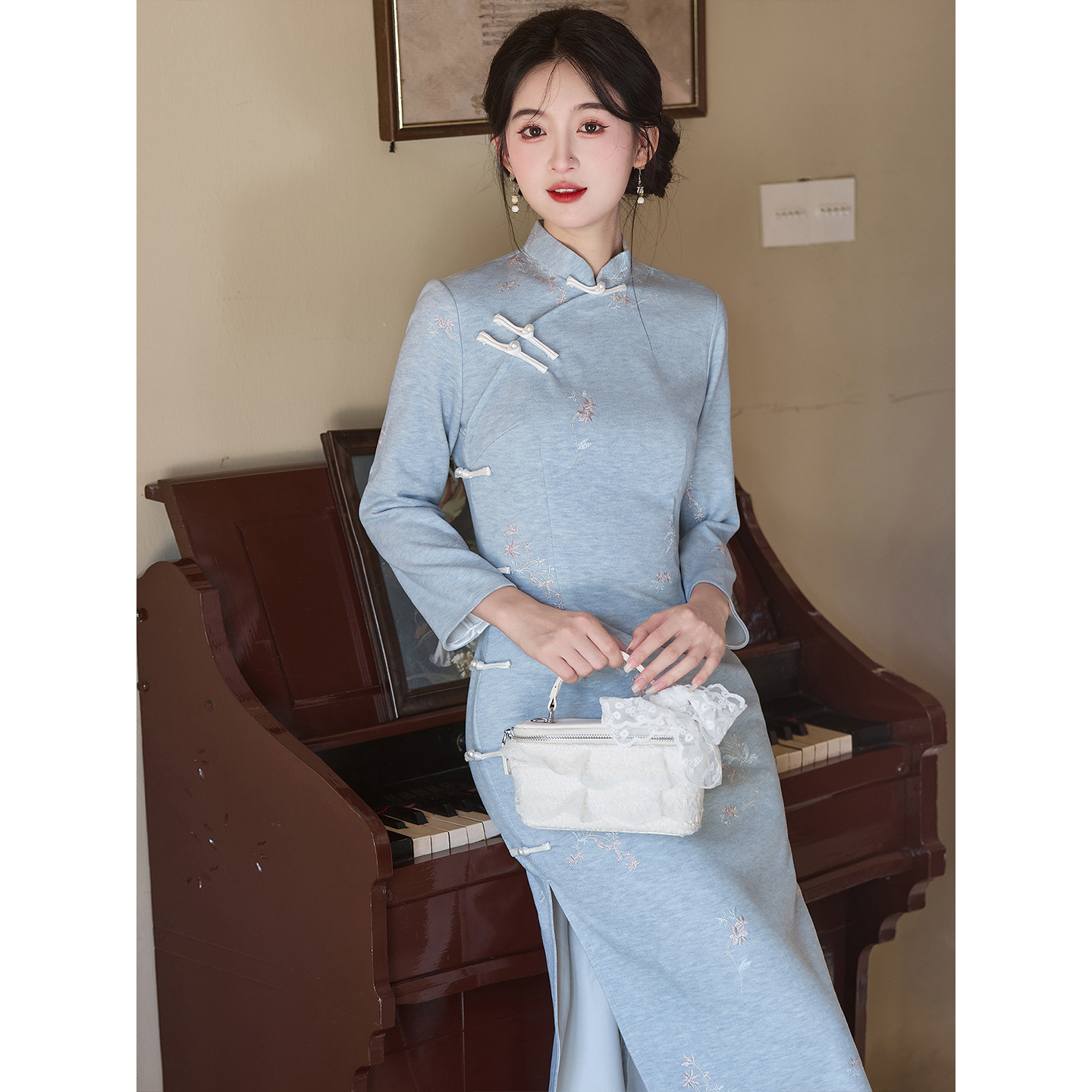 蓝色秋冬刺绣旗袍2025新款中式绝美新中式改良年轻款少女高级感