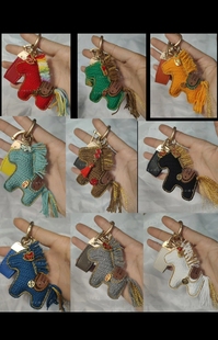 成品手工钩织本命年小马挂件马上有钱钥匙扣手机挂件胸针礼物车挂