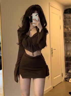 秋季小个子纯欲风甜辣妹穿搭棕色长袖上衣包臀短裙轻熟两件套装女