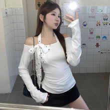 长袖t恤女早秋季2025新款爆款白色修身辣妹设计感露肩斜肩短上衣