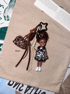 小香风黑皮芭比包包挂件豹纹裙可爱黑洋娃娃质感钥匙扣挂饰ins风