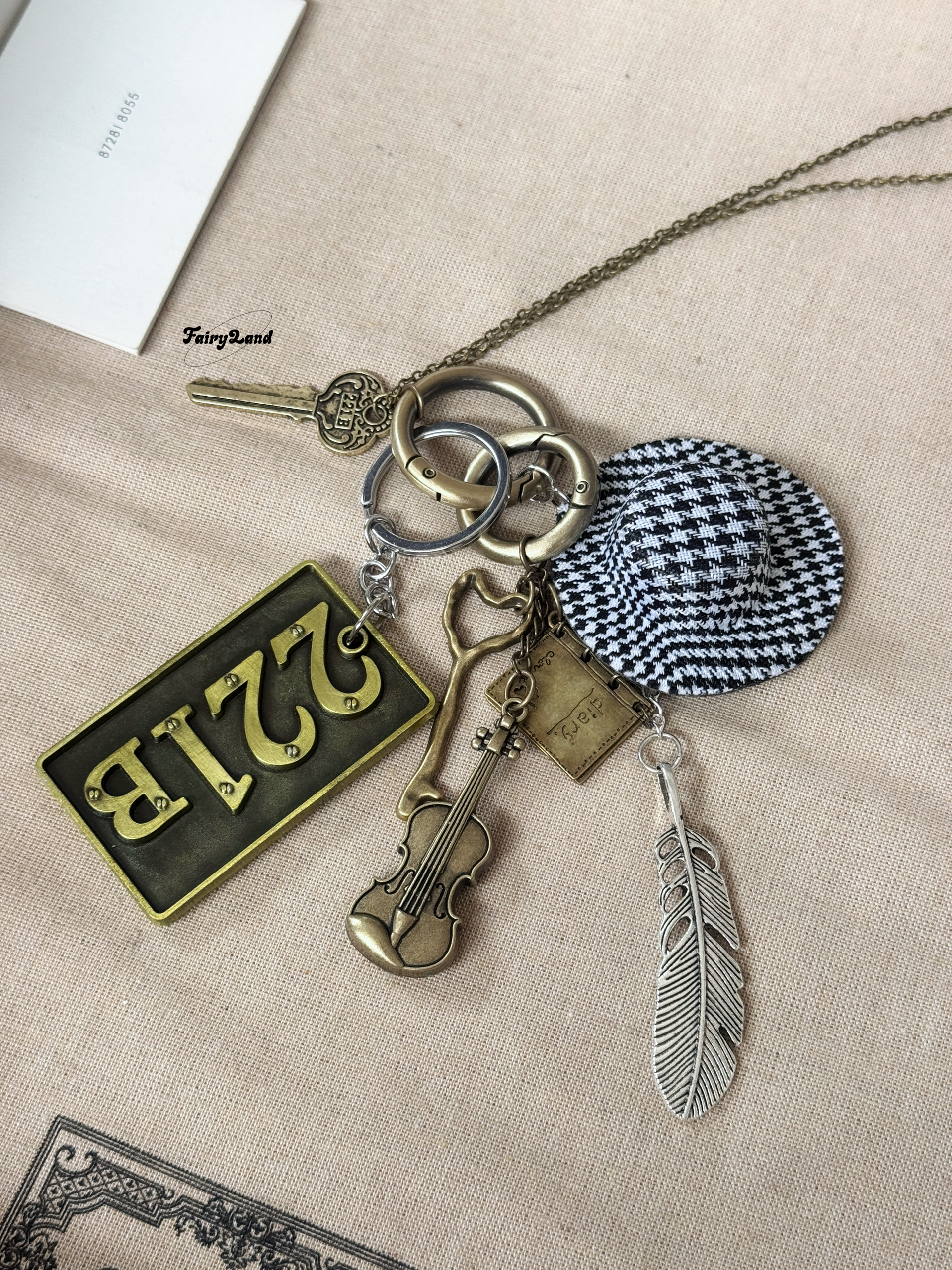 大侦探福尔摩斯周边包挂件夏洛克大提琴羽毛221B钥匙挂饰复古配饰