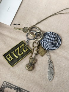 大侦探福尔摩斯周边包挂件夏洛克大提琴羽毛221B钥匙挂饰复古配饰