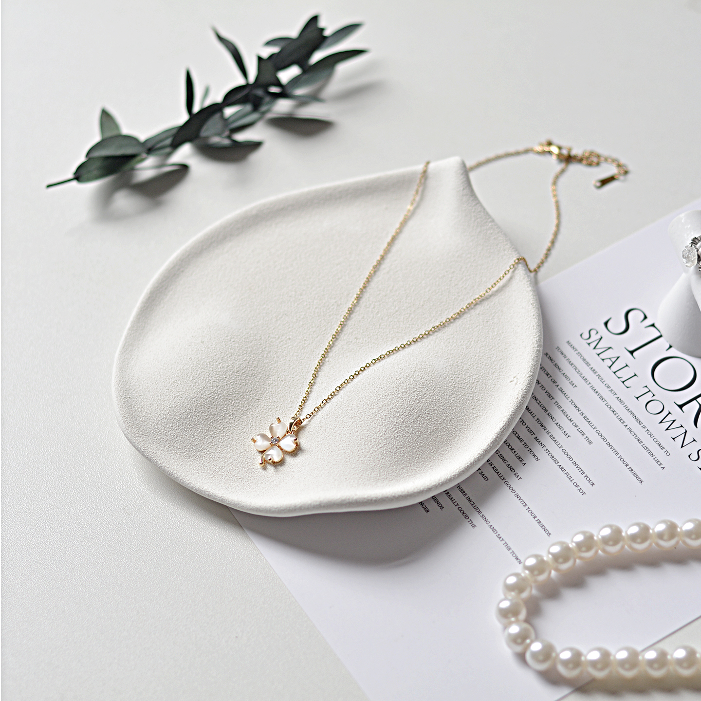 简约风白色粗陶首饰盘磨砂质感收纳盘饰品展示盘百搭装饰拍照道具