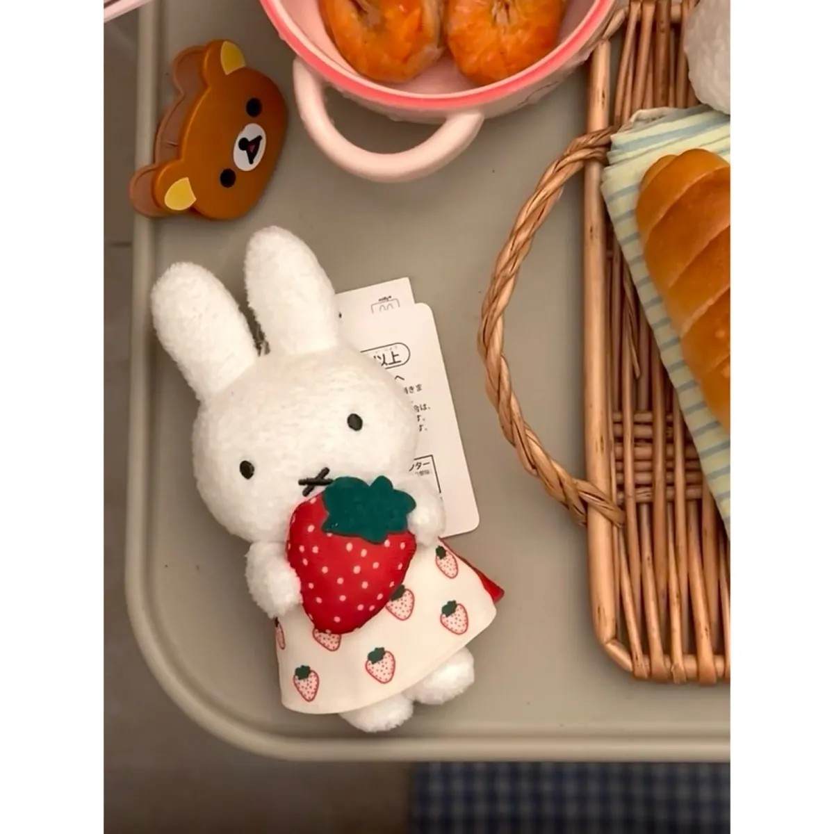日系可爱miffy米菲展会限定手捧草莓米菲玩偶挂件周边挂件可爱
