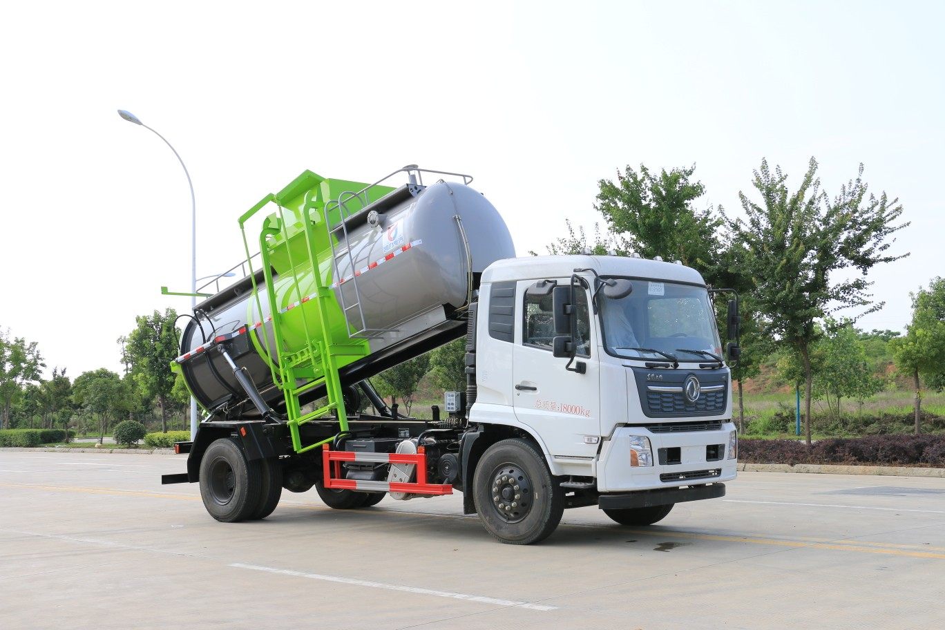 东风天锦餐厨垃圾车圆罐10方厨余垃圾清运泔水清运定金