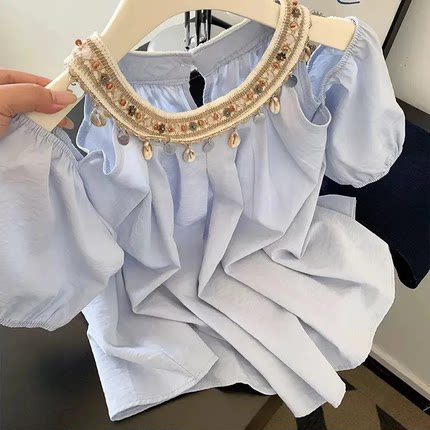 法式高级重工钉珠领露肩蓝色衬衫女夏季设计感小众压褶宽松娃娃衫