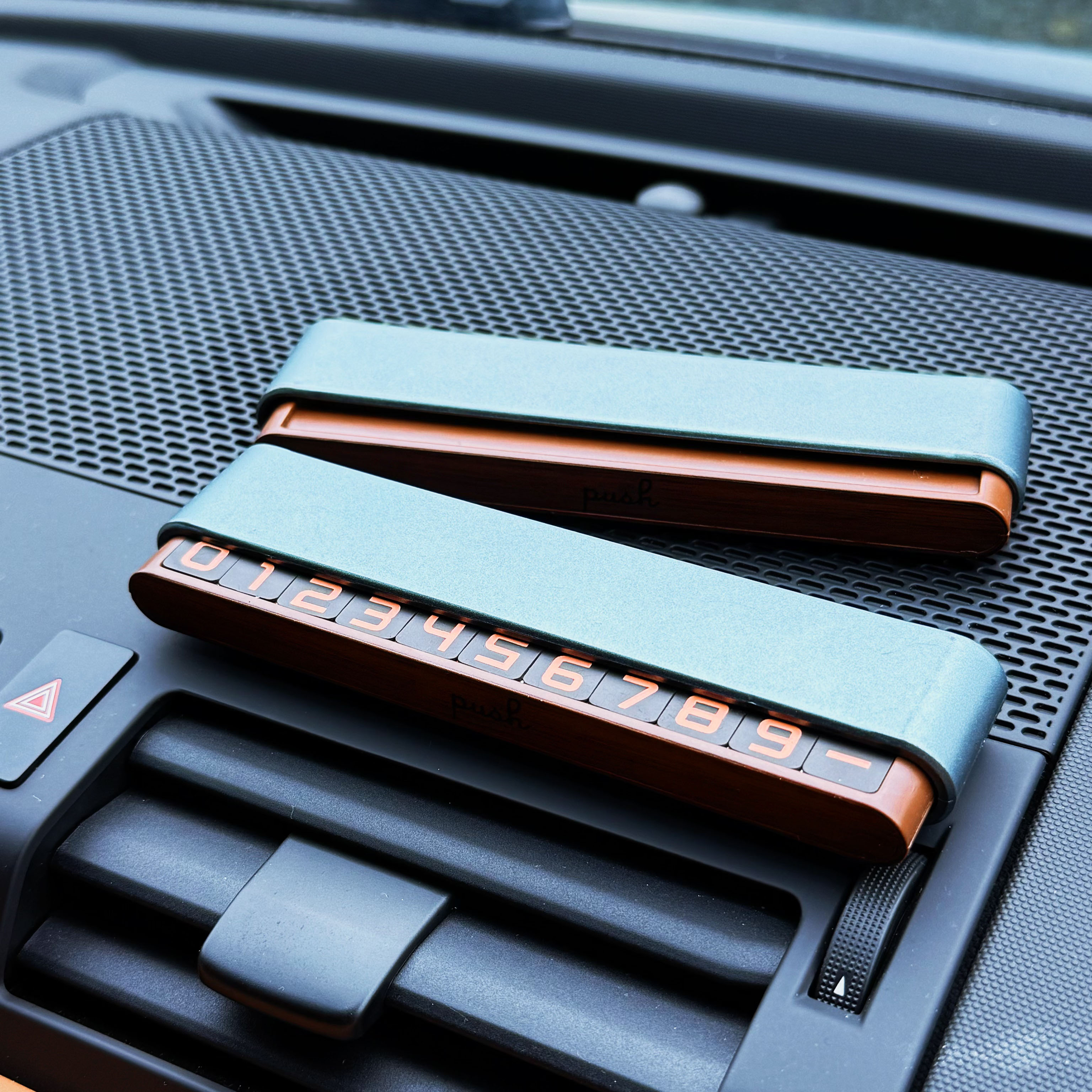 商务车上高端隐藏式停车号码牌