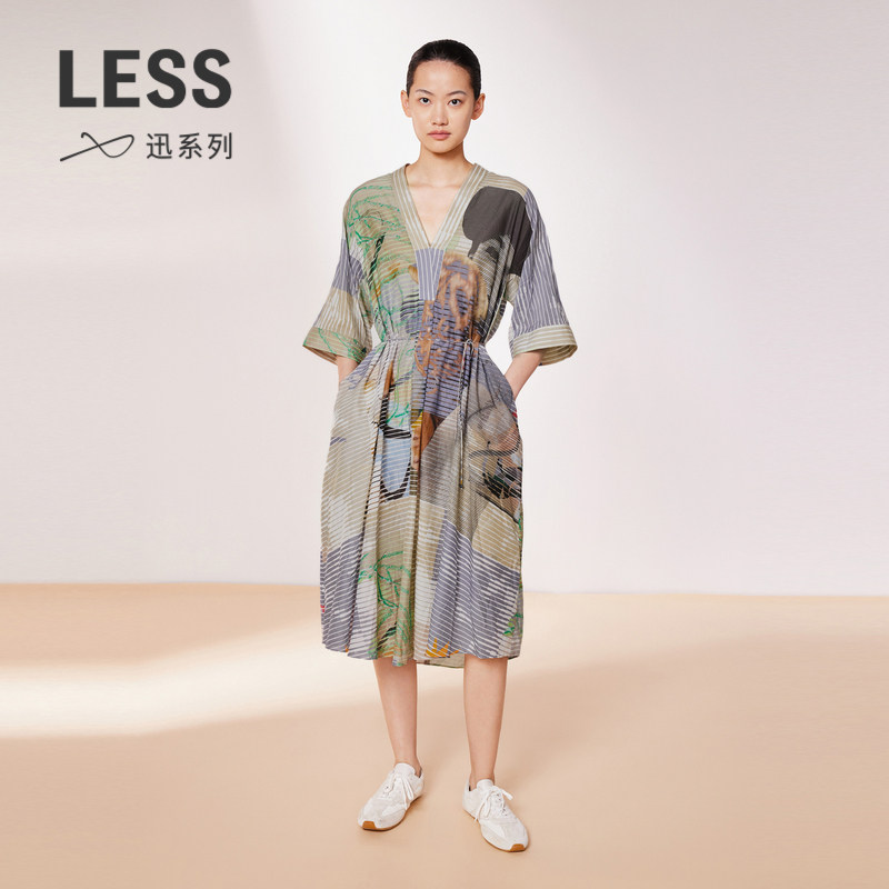 【迅系列】LESS夏人物印花短袖连衣裙女V领收腰宽松裙子2O4G13230