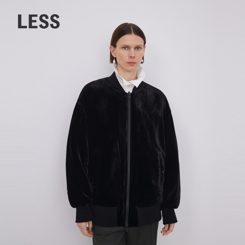 刺绣与绒面结合，时髦设计感强，增加复古感