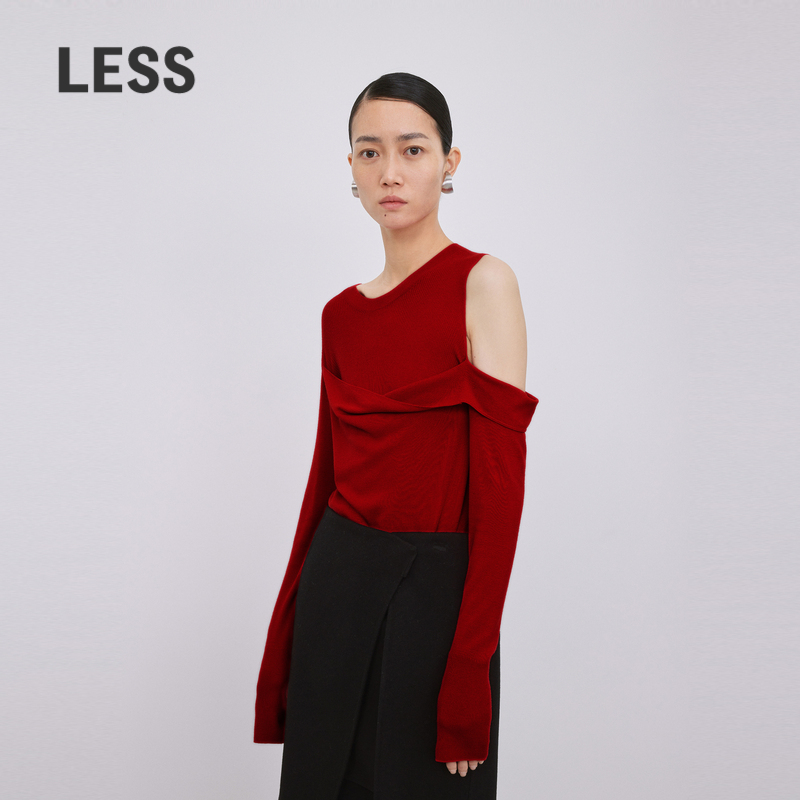 不对称袖型，自然下垂织片，增加时尚感