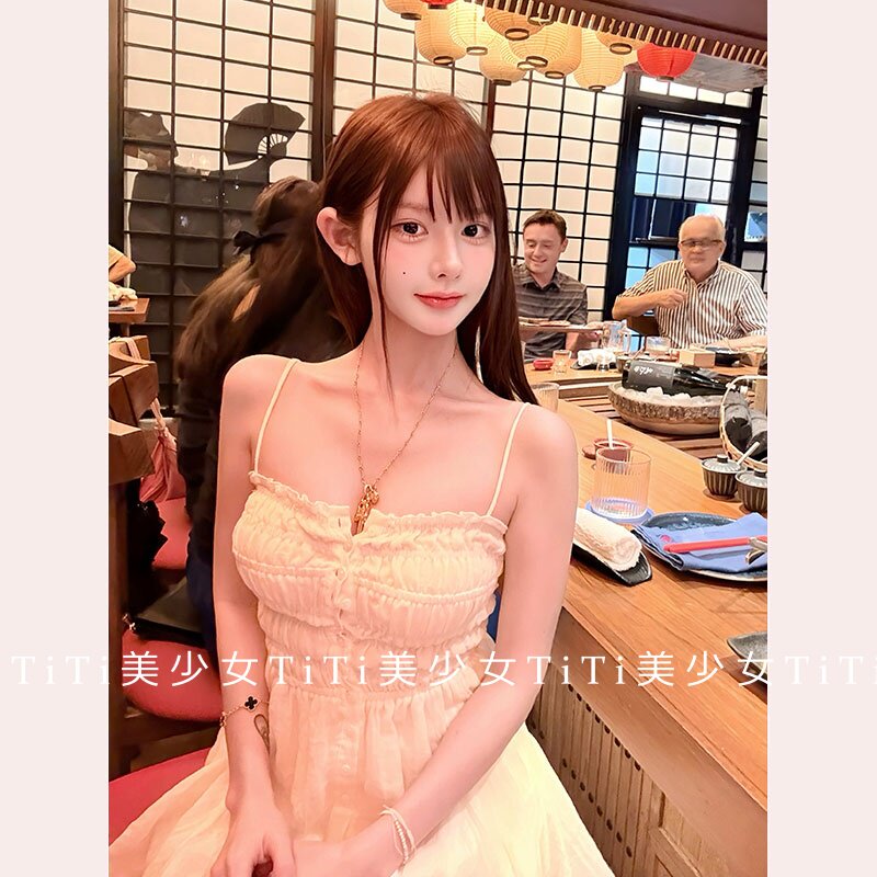 【TiTi美少女】新款小白裙纯欲设计感百搭休闲褶皱吊带连衣裙短裙