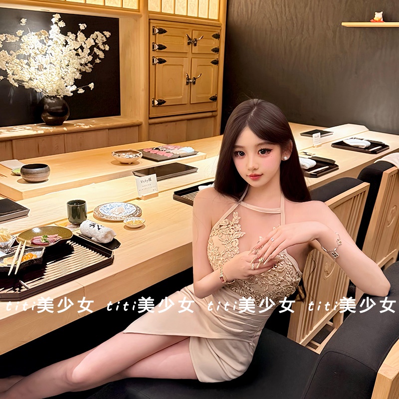 挂脖不规则蕾丝包臀连衣裙