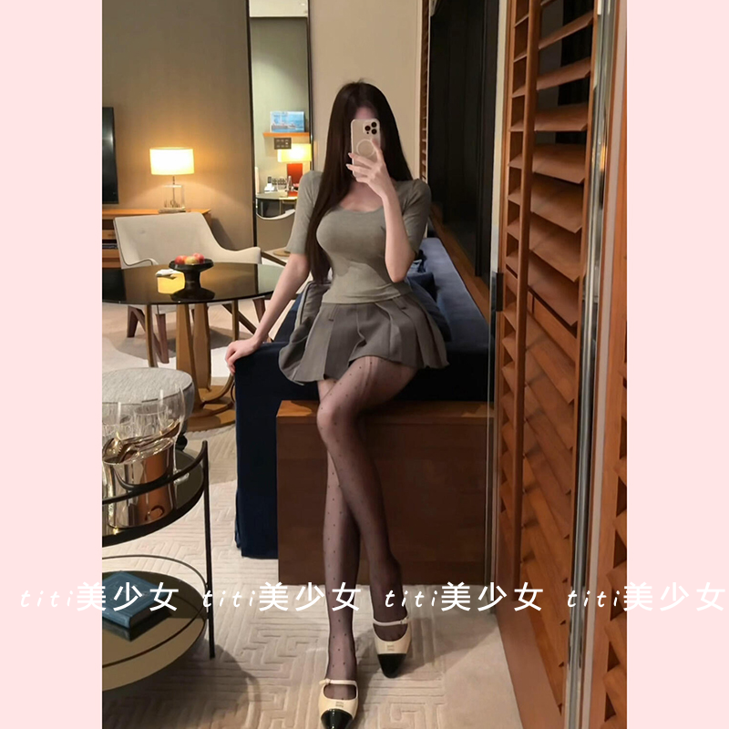 【TiTi美少女】辣妹深U领中袖T恤修身显瘦打底上衣女+灰色百褶裙,女装/女士精品,大码内搭,淘宝优惠券,粉丝福利购,淘宝优惠卷