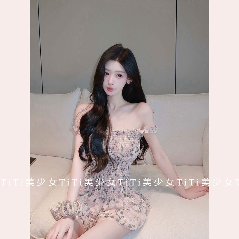 【TiTi美少女】性感掐腰2026新款夏季松紧腰一字肩碎花短裙连衣裙
