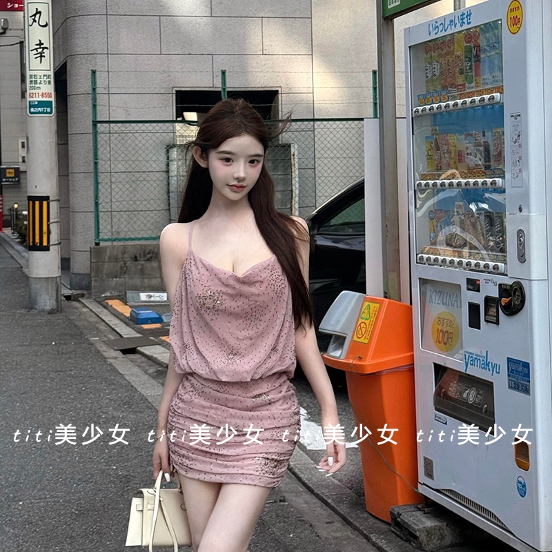 玫瑰色烫钻性感纯欲连衣裙