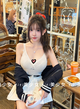 外套针织背心百褶裙套装