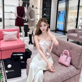 TiTi美少女 气质名媛性感缎面字母露肩显瘦百搭上衣丝巾方巾女