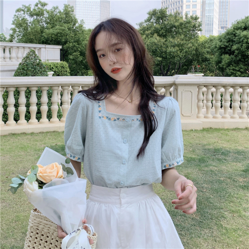 Real price ~ design feeling sweet Embroidered Flower Top Women's niche square neck short breasted shirt