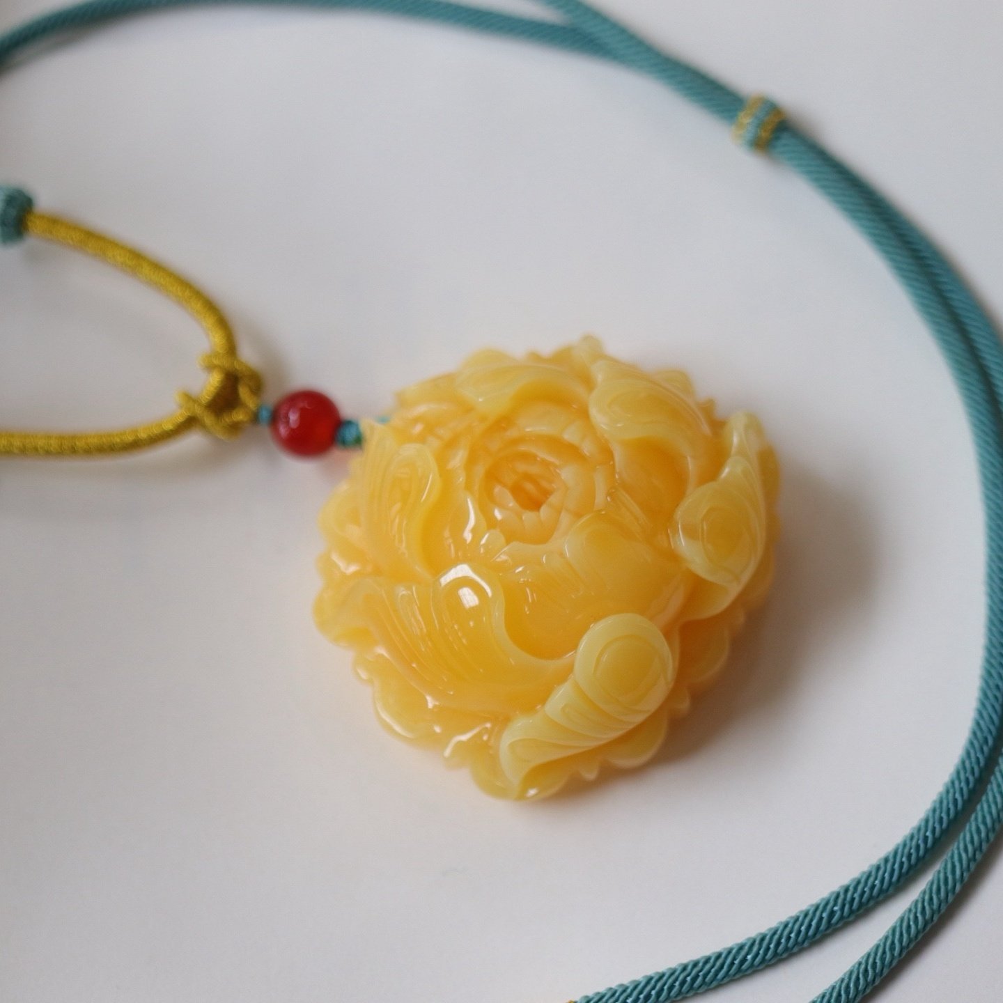 正品天然俄料精美鸡油黄蜜蜡牡丹花吊坠女款文玩工艺珠宝饰品