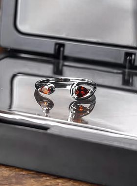 「恶魔禁语」西班牙拉丝红色锆石戒指女亚系简约高颜值显白开口戒