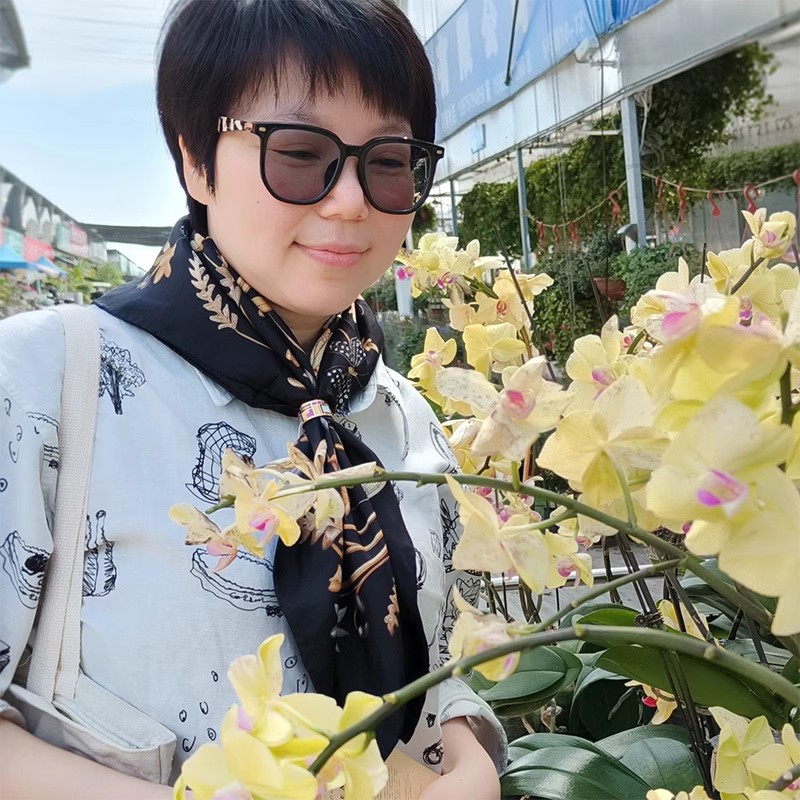 维易丝卡春双面印中方巾女黑金