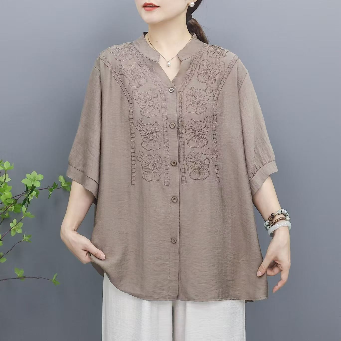 中年中老年妈妈装女款夏装波西米亚风绣花棉麻洋气开衫系扣子上衣