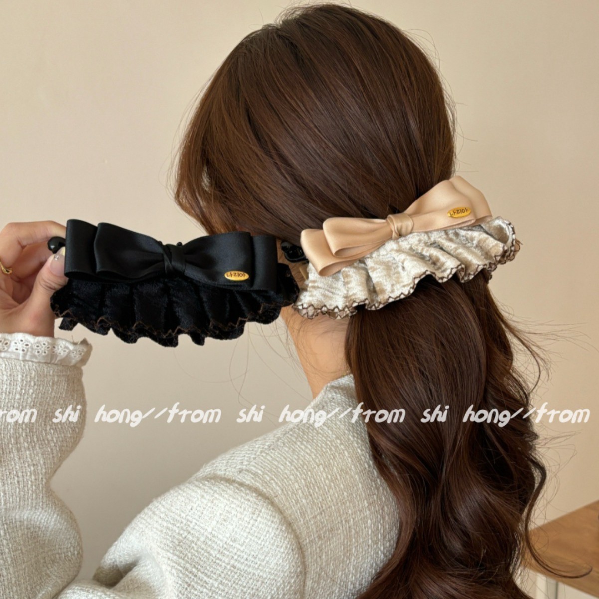 金标丝绒裙摆香蕉夹发饰