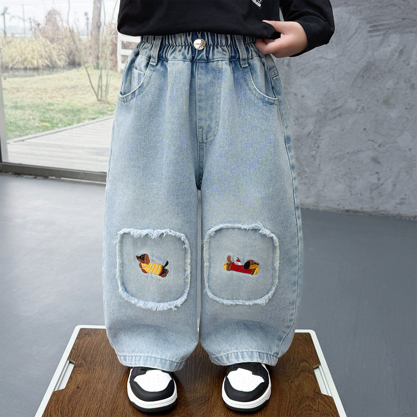 男童牛仔裤春秋2026新款潮酷男孩时尚阔腿裤韩系百搭刺绣卡通长裤