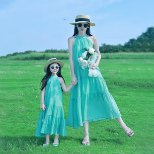 沙滩裙母女海边度假超仙薄荷绿天丝挂颈洋装2025新款高端亲子装
