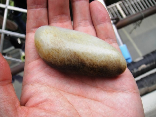 86.5克新疆和田玉黑皮白肉籽料原石（形态特别的好，把件玩料）