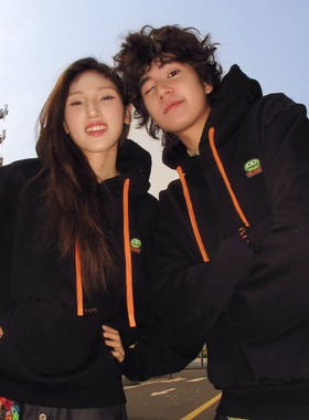 离开地球前2025秋冬不规则破洞橙色帽绳卡通织唛黑色连帽宽松卫衣