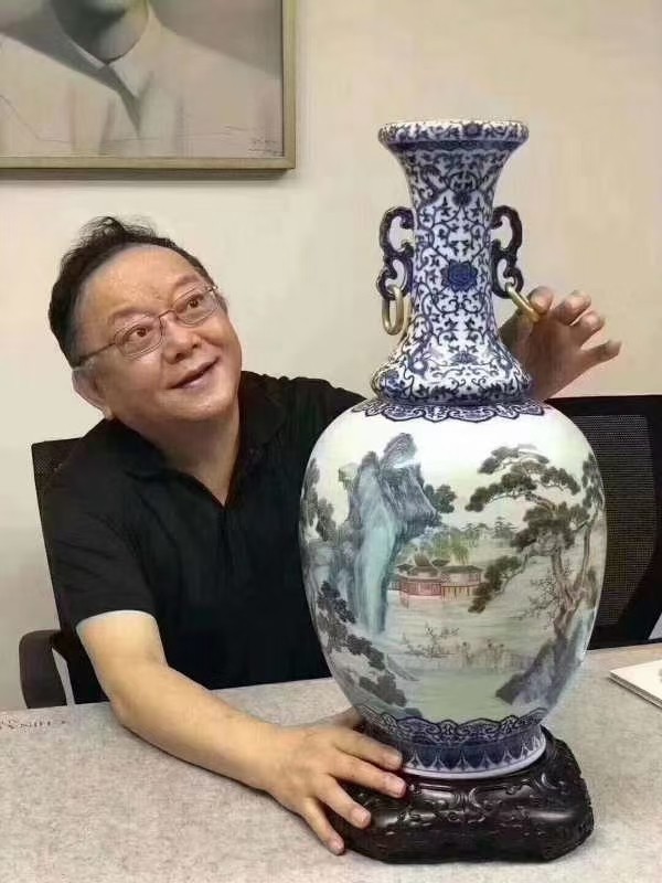 粉彩青花 世外桃源 双耳活环洗口瓶