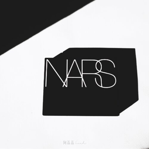 现货Nars/娜斯透明蜜粉饼持久