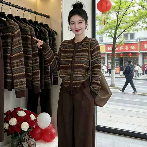 春秋咖色纽扣毛衣小个子优雅上衣