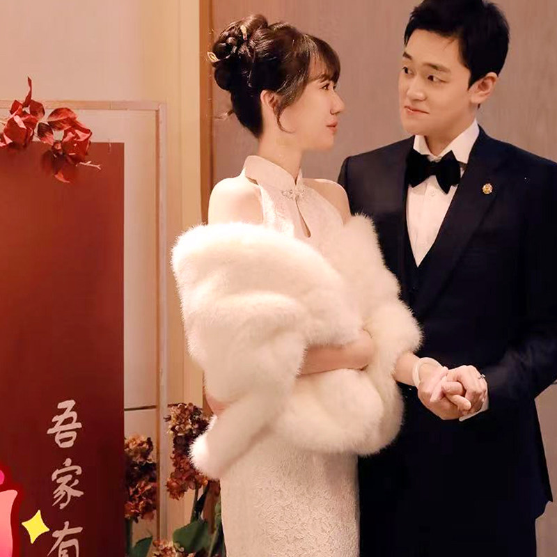 婚纱披肩冬季2025新款白色狐狸毛新娘婚礼结婚时尚皮草保暖斗篷女