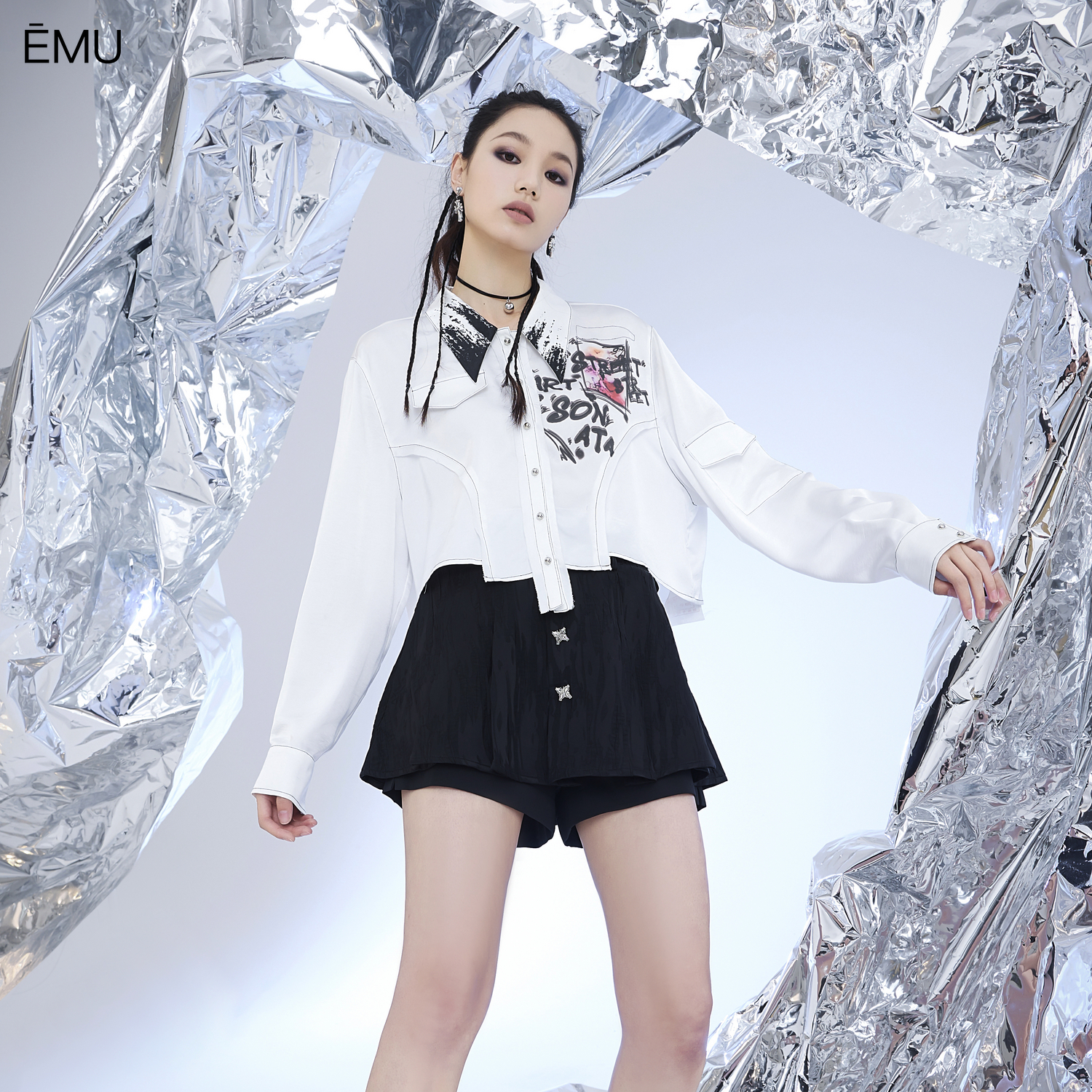 依妙EMU潮流印花衬衫女长袖2025秋款时尚百搭不规则下摆衬衣