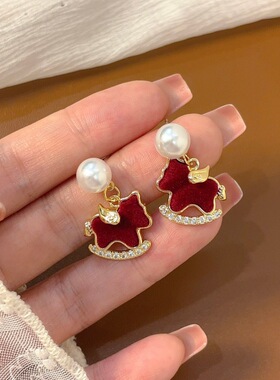 s925银针 新年红色丝绒小马珍珠耳环 独特漂亮本命年气质耳钉耳饰