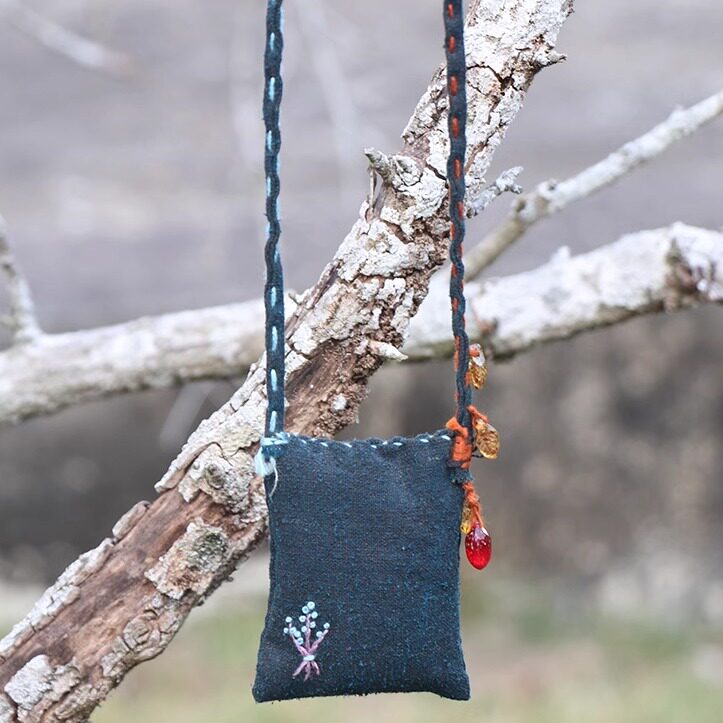 柞蚕丝香云纱真丝进口捷克珠薰衣草安神香包手工刺绣香囊挂件配饰